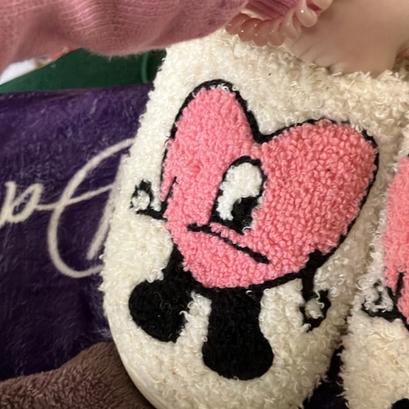 White and pink fuzzy slippers. Really comfy and cute. Preppy. Size 6 - Picture 4 of 4